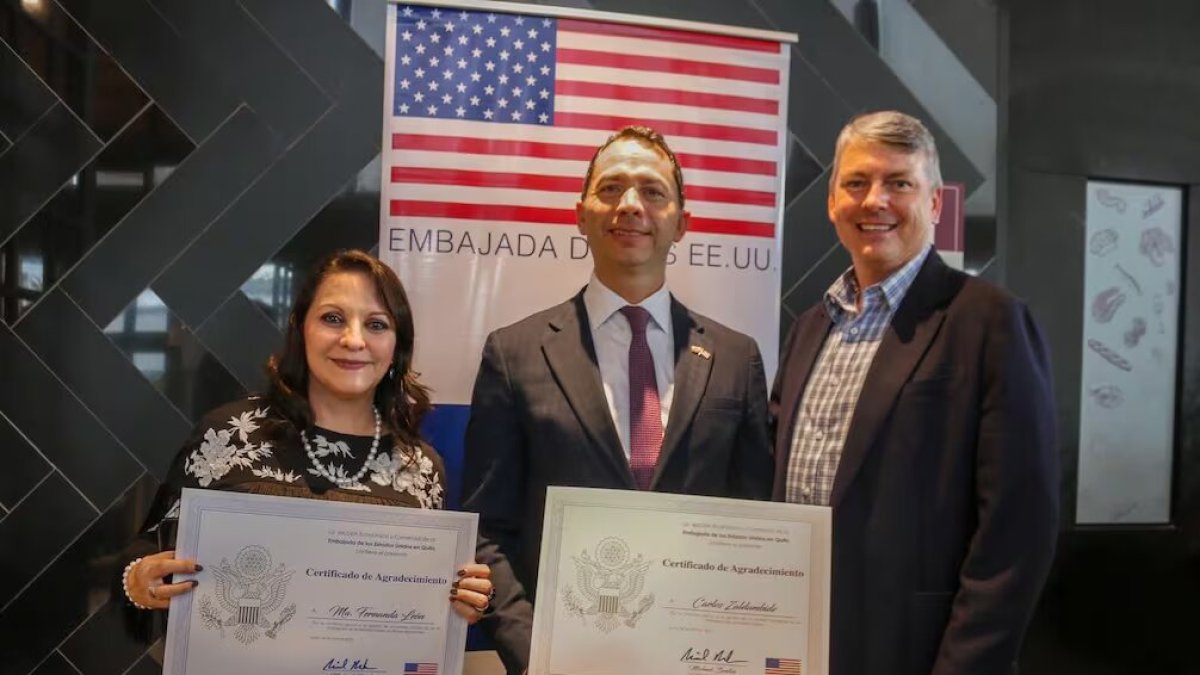 El ministro Carlos Zaldumbide (c) recibió un reconocimiento de la Embajada de Estados Unidos en Ecuador