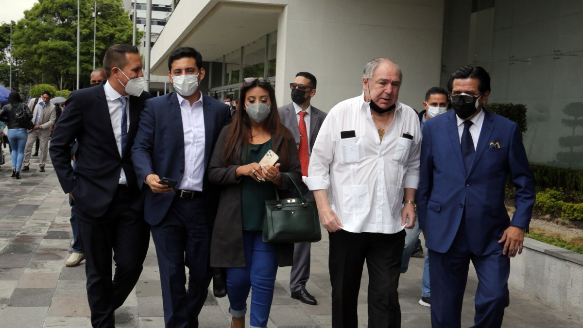 Abdalá Bucaram, acompañado en el 2021 de sus abogados, entre estos Cristian Romero, ahora prófugo por el caso Metástasis.