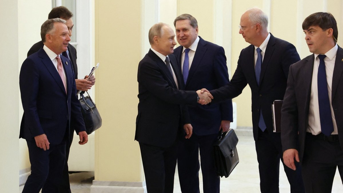 El presidente Vladimir Putin, saluda al principal negociador económico de Rusia, Kirill Dmitriev, en la reunión con el enviado del presidente Donald Trump, Steve Witkoff, en San Petersburgo.