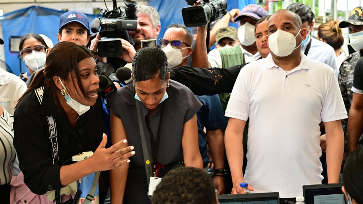 Una mujer discute con empleados de la morgue del Instituto Nacional Forense por demoras en la información de sus familiares este 11 de abril de 2025.