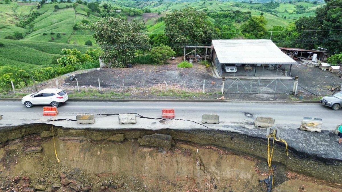 La vía Rocafuerte–Tosagua, clave para conectar con Bolívar y Junín, permanece parcialmente habilitada tras un socavón registrado en El Junco.