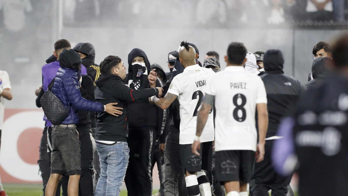 Fanáticos invadieron la cancha del Monumental de Santiago en señal de protesta por los fallecimientos.