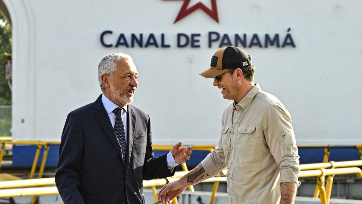 El Secretario de Defensa, Pete Hegseth (R), habla con el administrador del Canal de Panamá, Ricaurte Vásquez, en visita a las esclusas de Miraflores del Canal de Panamá, el 8 de abril de 2025.