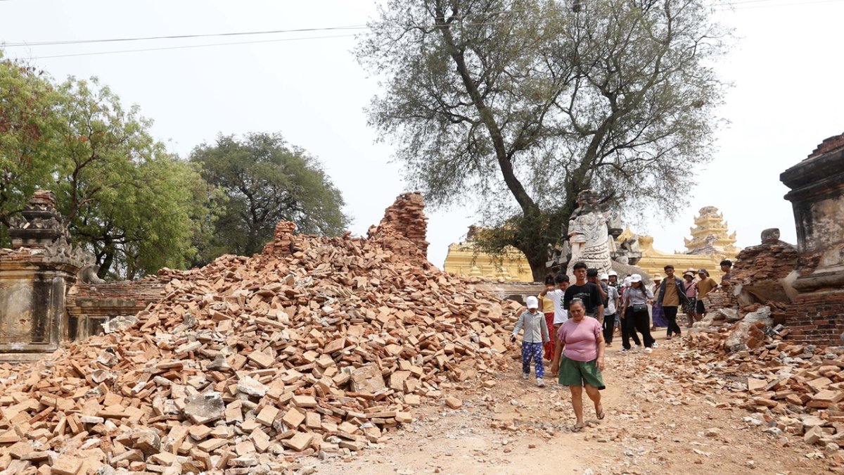 Mandalay. Varias personas caminan entre las ruinas de un monasterio que colapsó a causa del potente terremoto de hace dos semanas.