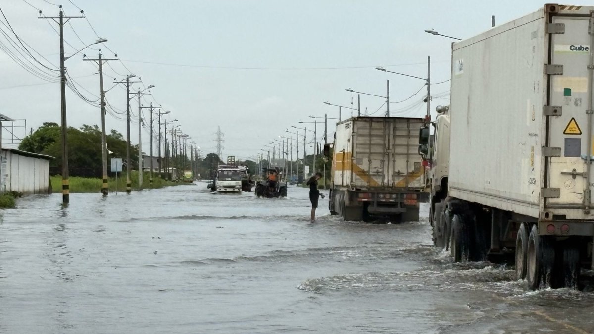 Inundación. En la vía Babahoyo-Jujan, los vehículos intentaron pasar con precaución cuando el agua empezó a bajar; y aún así fue complejo hacerlo.