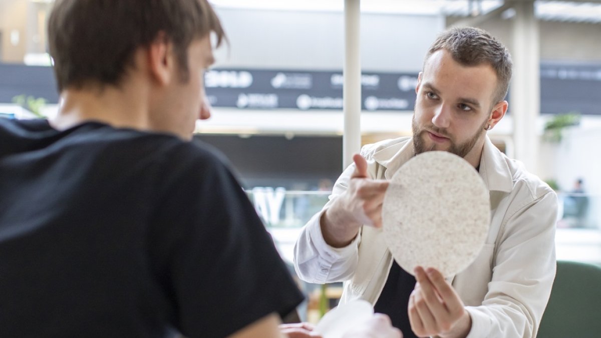 Valentyn Frechka señala un disco de papel fabricado de forma sostenible.