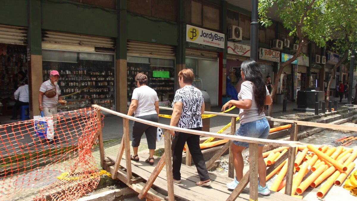 Comercio. El centro de Guayaquil se ha visto visiblemente afectado. A lo largo de la calle García Avilés, hay varias obras en ejecución desde hace meses.