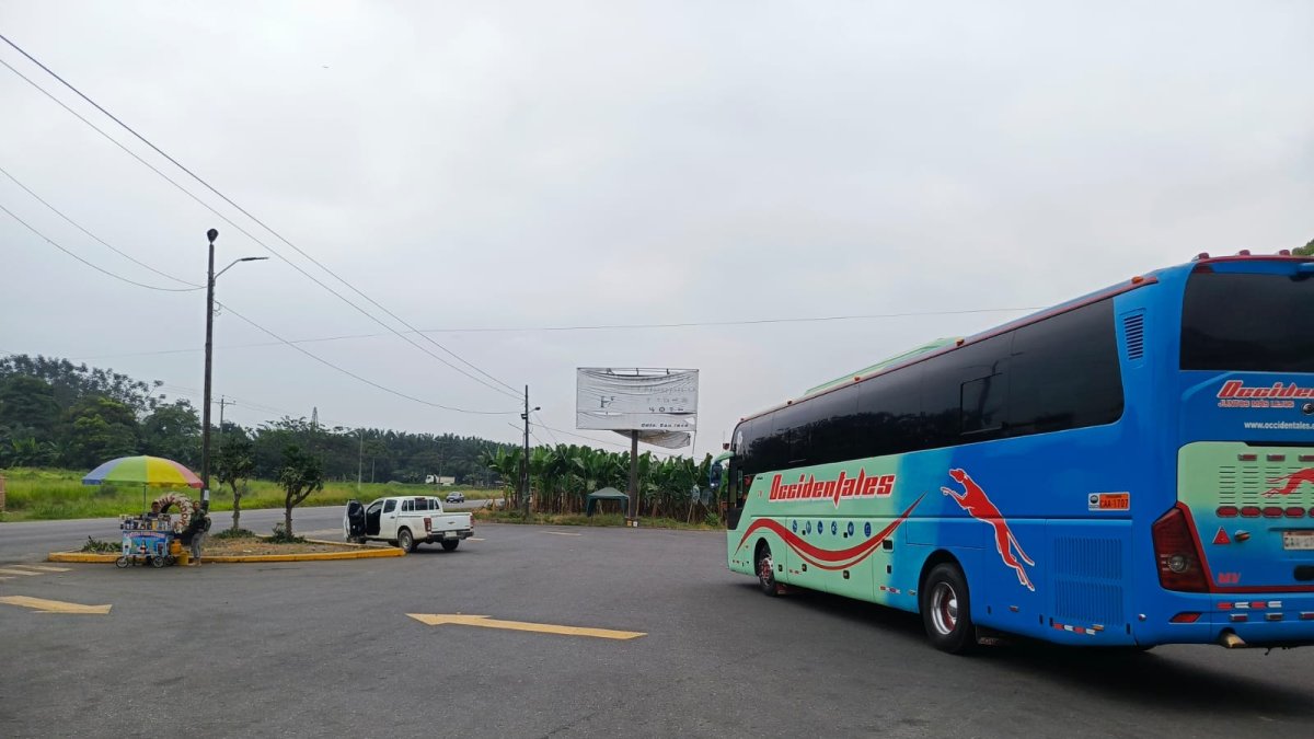 Zonas como el anillo vial de Quevedo son utilizadas como paraderos improvisados de buses.