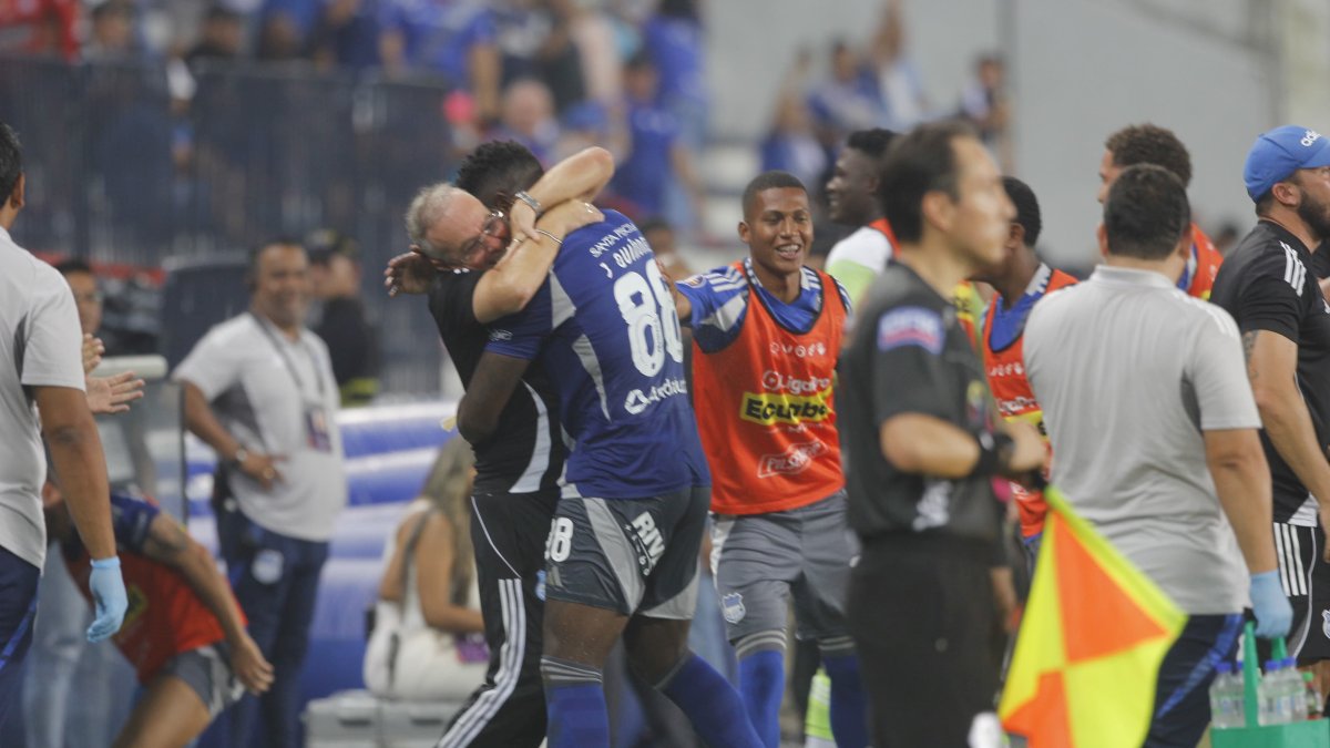 Joao Quiñonez celebró su gol con el técnico Jorge Célico en el 1-0 de Emelec a Libertad