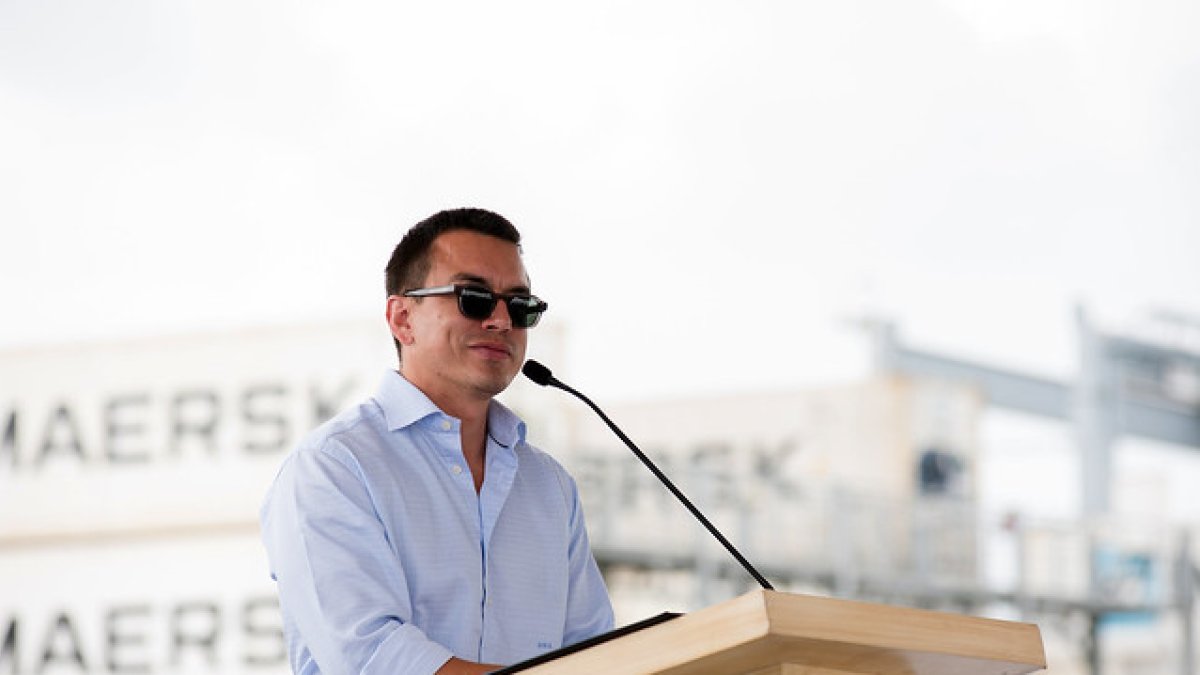 El presidente Daniel Noboa firma el decreto para suspender la jornada laboral del Jueves Santo 2025.