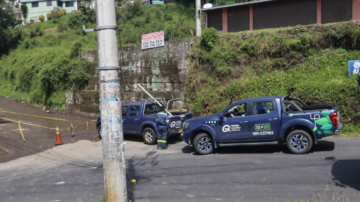 Tras el desbordamiento de la quebrada Los Arupos, la calle Nela Martínez y un tramo de la Autopista Rumiñahui siguen parcialmente cerrados.
