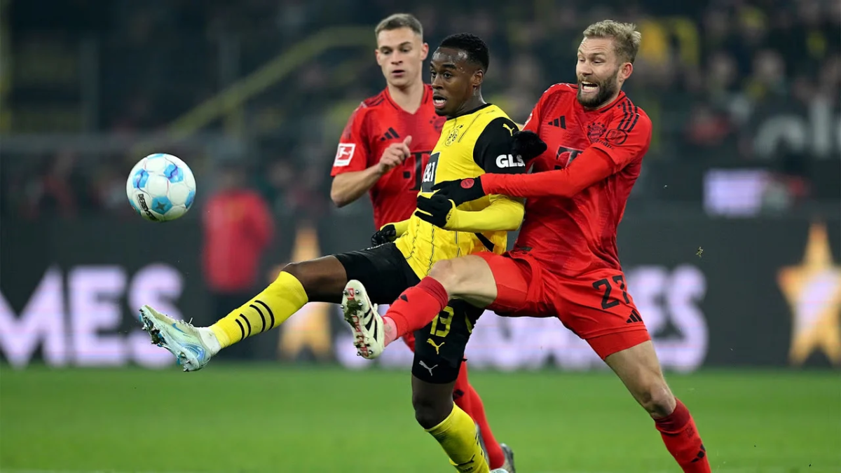 Duelo entre jugadores de Bayern Múnich y Borussia Dortmund en la primera vuelta de la Bundesliga