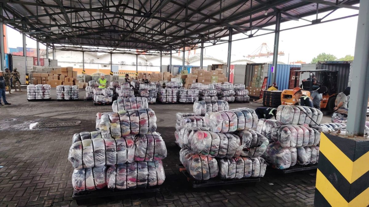 La mercadería de ropa usada encontrada en el puerto de Guayaquil.