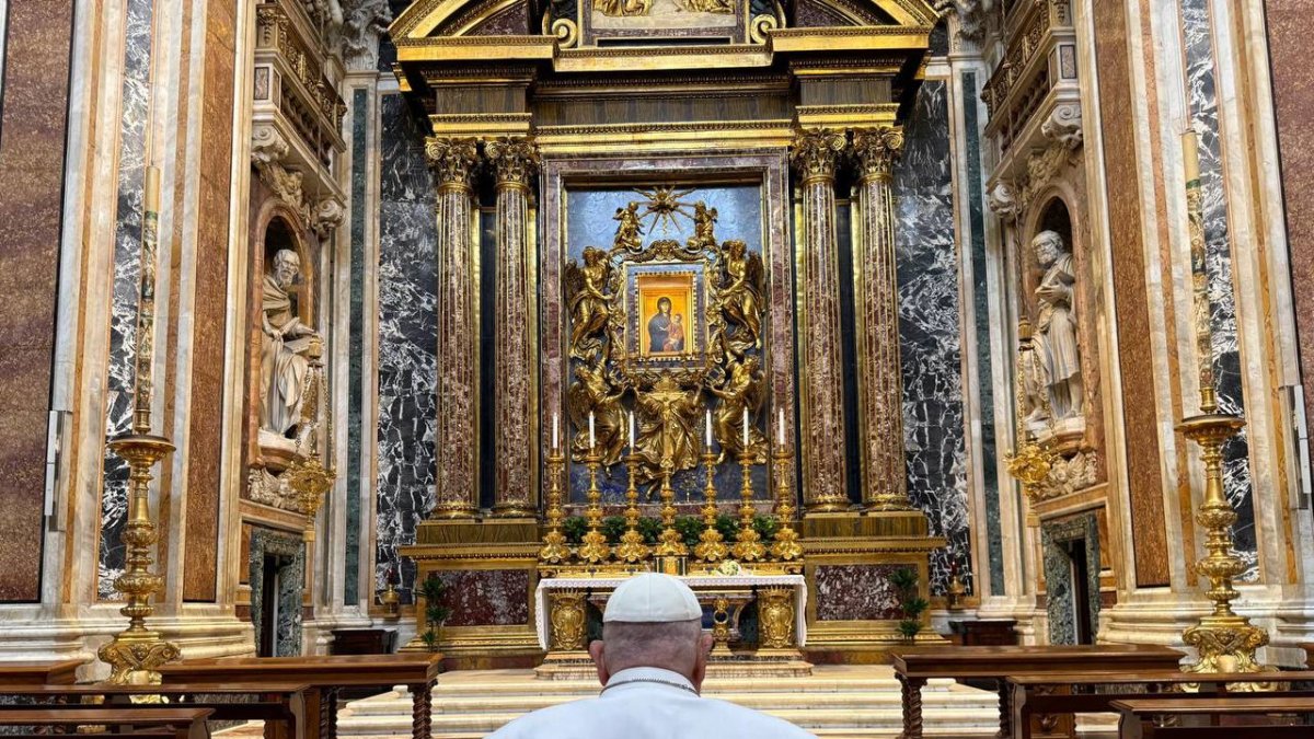 El papa Francisco volvió a salir de su residencia en el Vaticano.