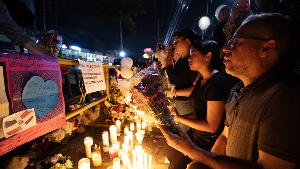 Personas participan en una velatón este viernes en Santo Domingo.