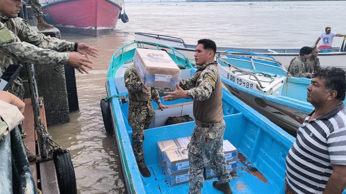 Soldados trasladan material electoral por vía marítima, con destino al Golfo de Guayaquil.