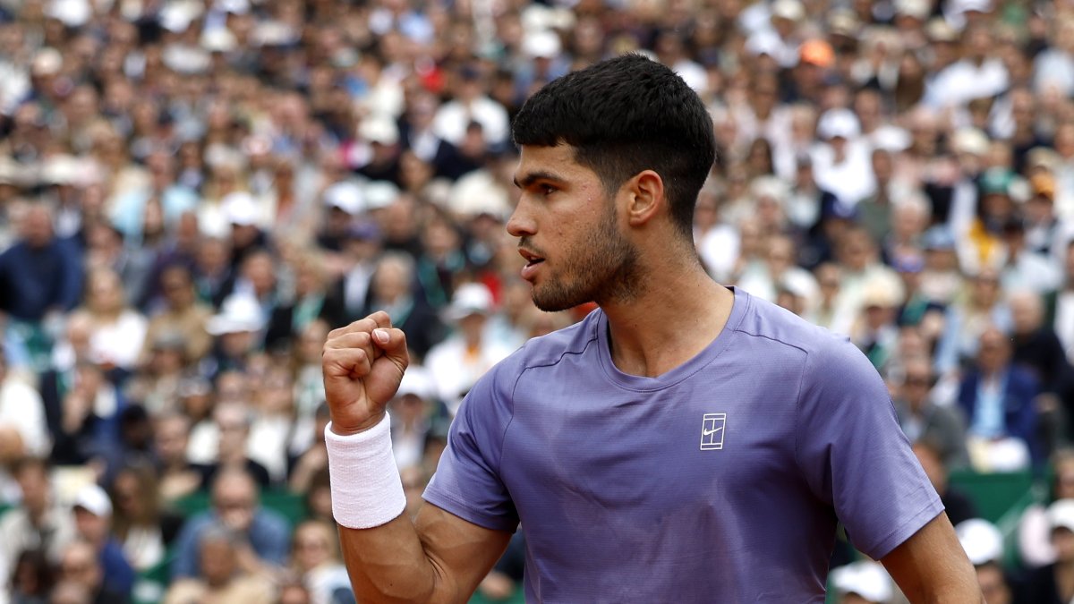 El español Carlos Alcaraz celebras tras imponerse a su compatriota  Alejandro Davidovich Fokina en su llave de semifinal del Masters de Montecarlo.