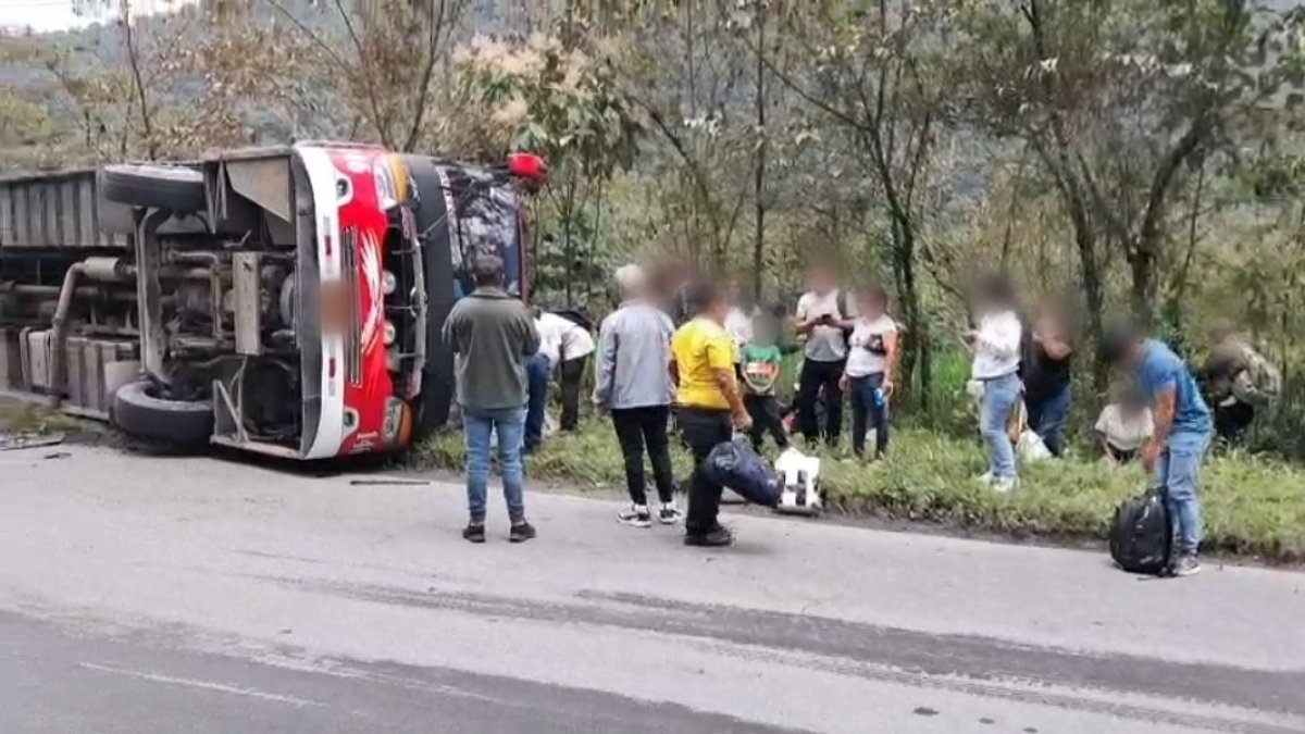 Vía El Chaco - Lago Agrio: accidente de bus interprovincial deja un número indeterminado de heridos