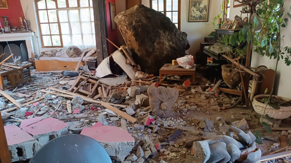 Una vivienda ubicada en el sector de Guápulo, en el norte de Quito, resultó afectada tras la caída de una roca de gran tamaño.