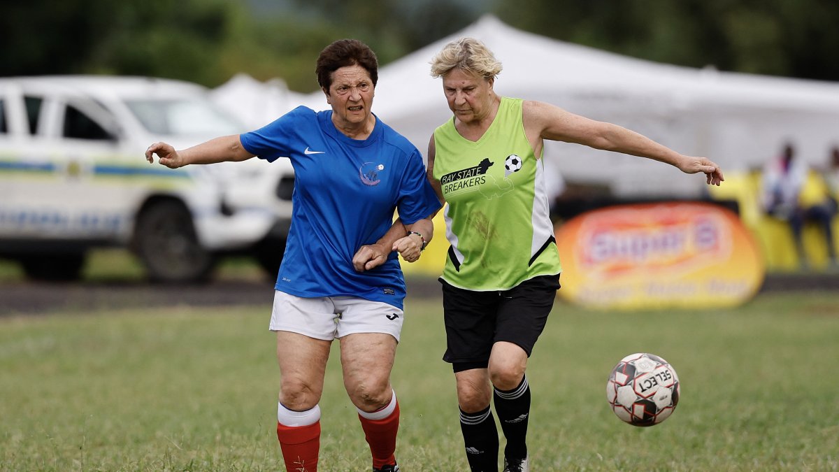 La francesa Nane-Claire Joguet (izq.) de Les Zamies Foot lucha por el balón con ML Dymski (der.) de New England Breakers de EE. UU., durante la final del Torneo Fútbol Grannies.