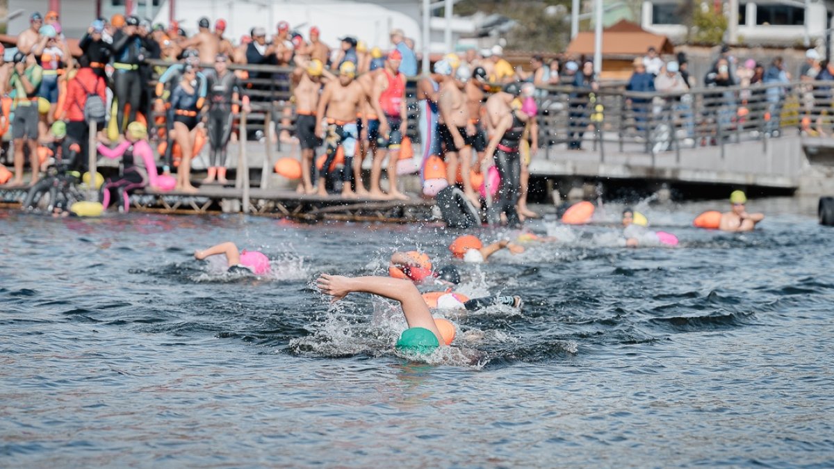 Jóvenes, adultos y  hasta gente de la tercera edad participó en la primera edición del Social Swimming, primera actividad abierta en el lago San Pablo con éxito.