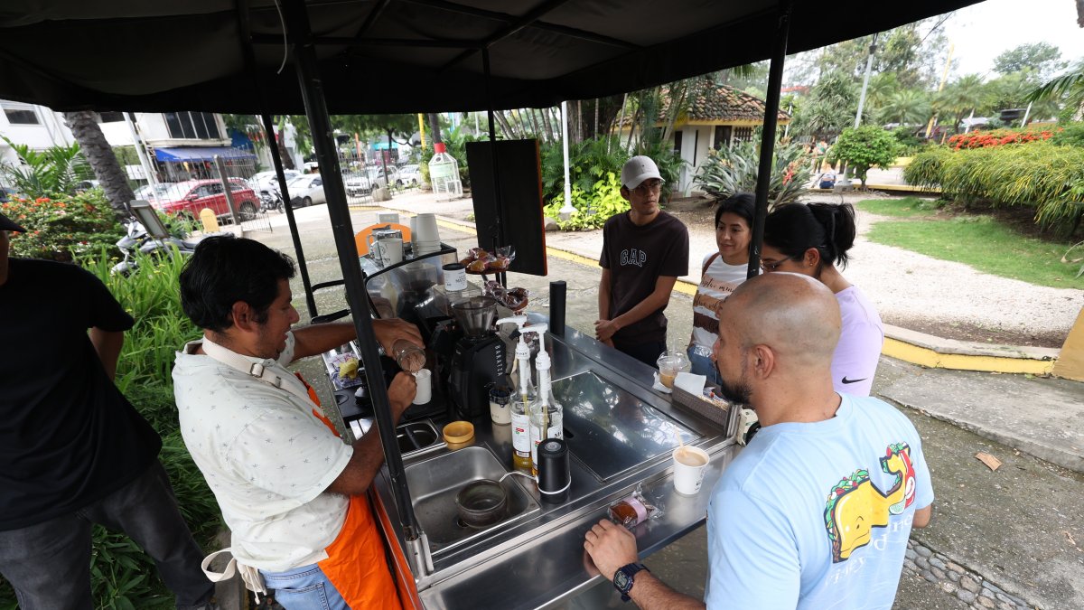 El famoso puesto de Urban Monkey se instala en el parque de Urdesa.