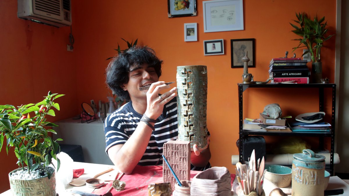 Alfonso Ponce es un ceramista de tercera generación. Está en Instagram como @Delguasmo.ec