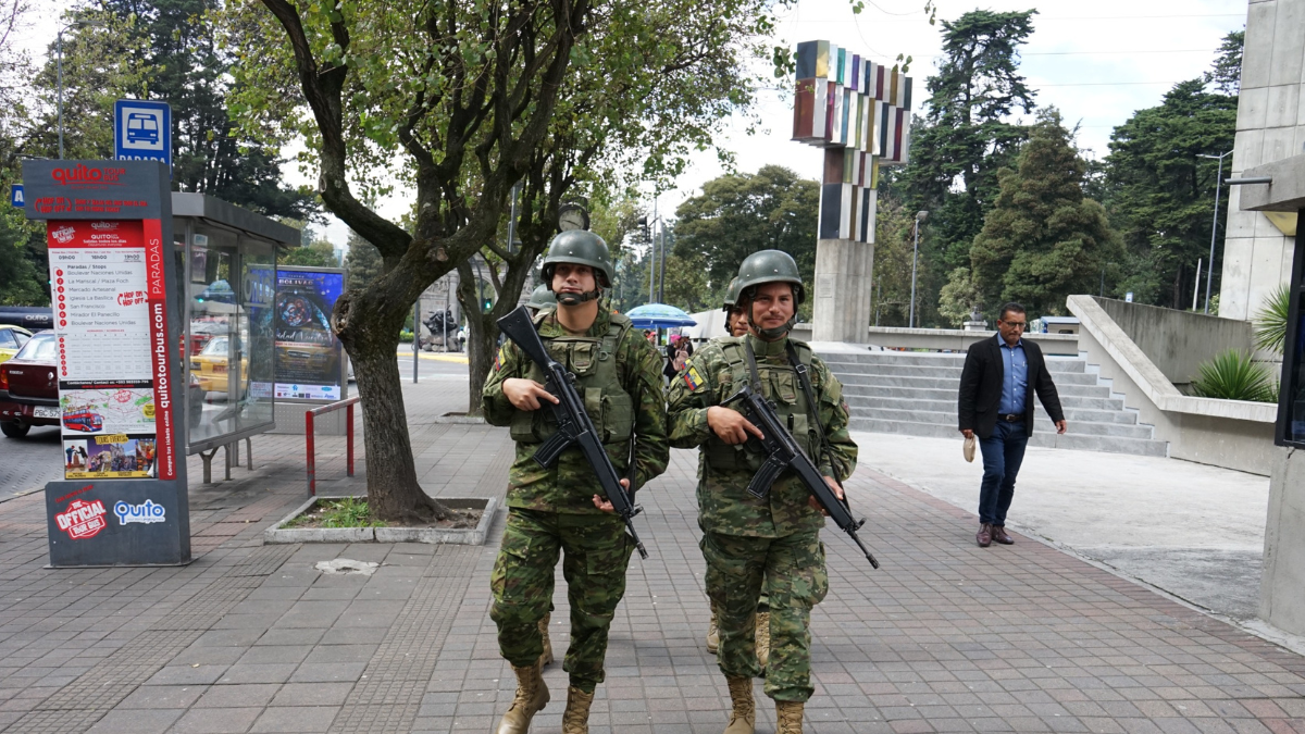 Foto de archivo de militares patrullando las calles de Ecuador en medio de estados de excepción.
