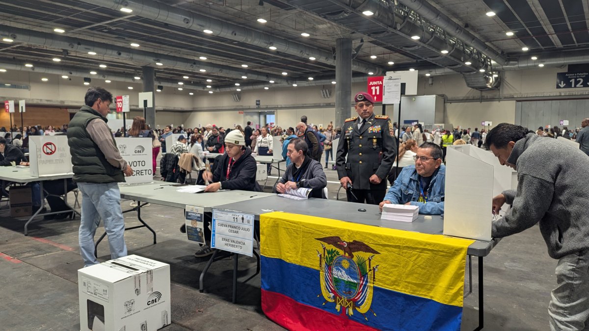Ecuatorianos en Madrid ejercen su derecho al voto en Ifema, en una jornada marcada por la esperanza de un país sin violencia y mejores servicios consulares.