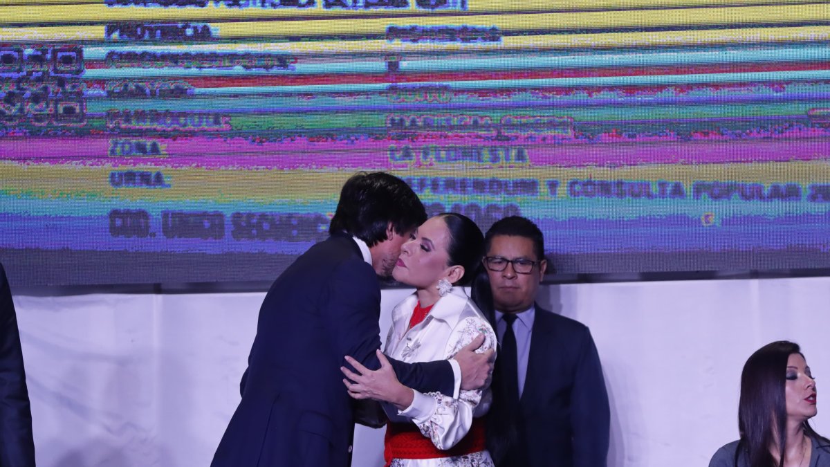 Diana Atamaint y José de La Gasca en la inauguración de la jornada electoral de segunda vuelta.