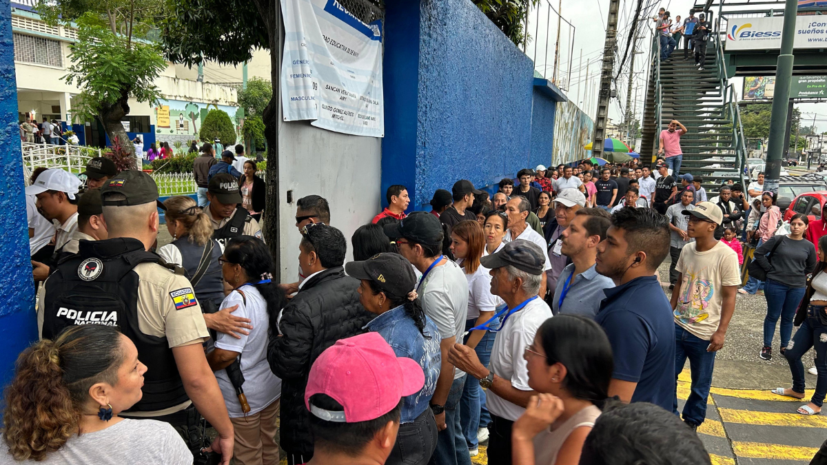 Votantes en los exteriores de los recintos electorales.