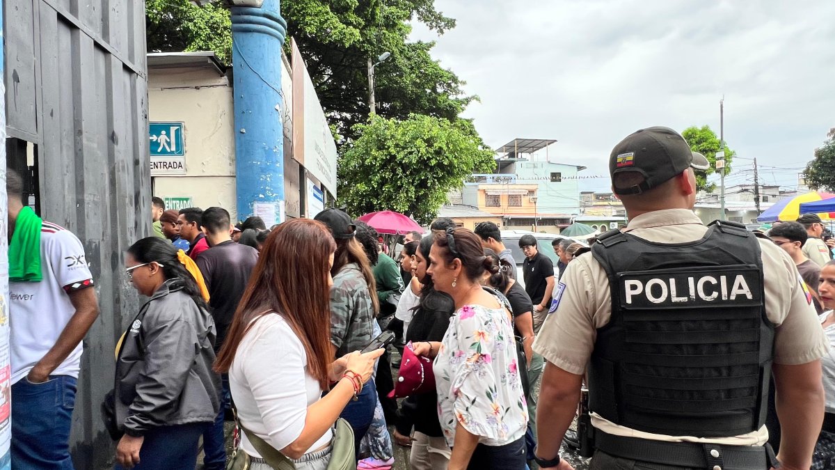 Alrededor de las 07:30, las personas pudieron ingresar a la Unidad Educativa Fiscal Provincia de Bolívar.