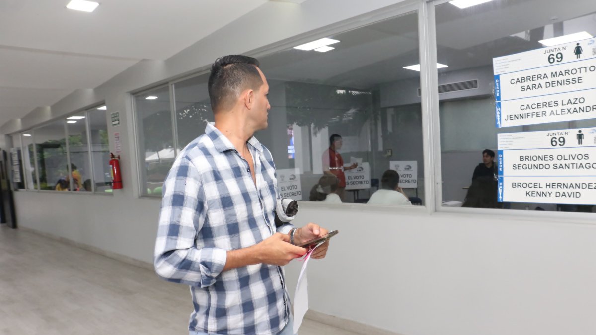 Los votantes no pueden hacer fotos a sus papeletas.