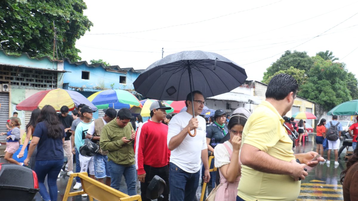 En la universidad laica Vicente Rocafuerte los votantes acudieron con lluvia.