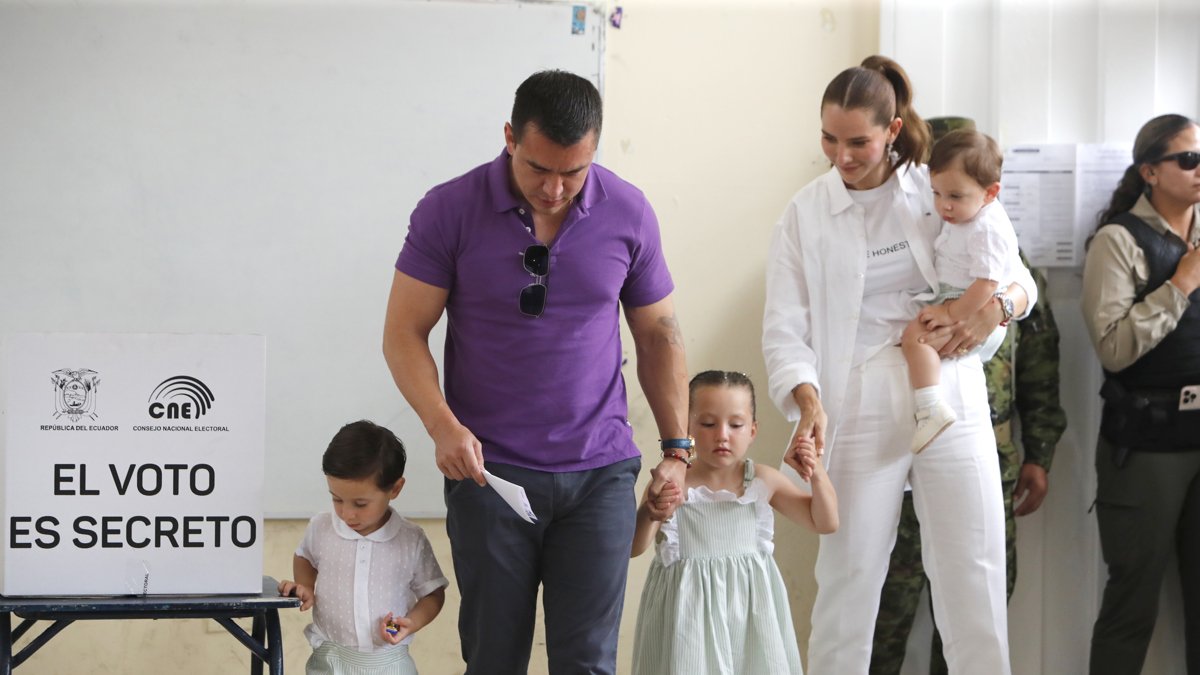 Daniel Noboa vota en compañía de su familia.
