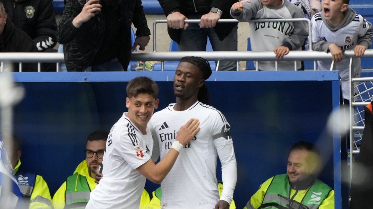 Eduardo Camavinga (d) en la celebración de gol en el partido entre Real Madrid y Alavés