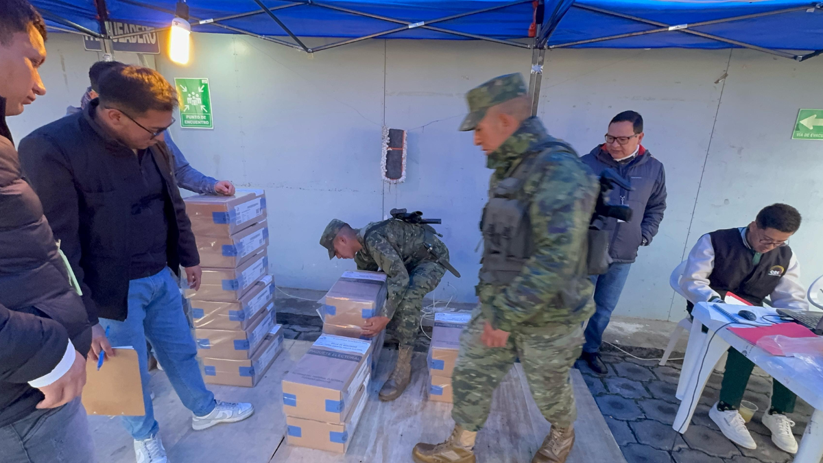 Durante el traslado del material electoral a los recintos electorales.