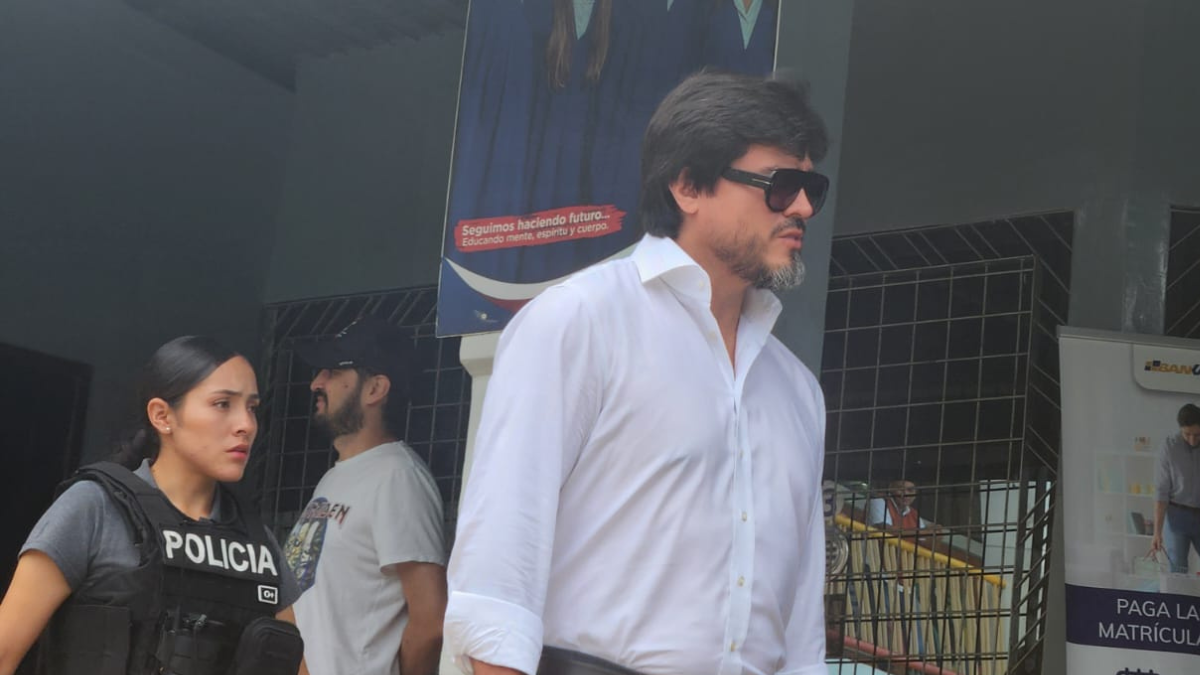 José De la Gasca, ministro del Interior, ejerció su derecho al voto.