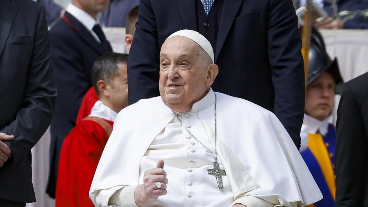 El papa Francisco, que sigue convaleciente por sus problemas de salud, apareció sin que estuviera previsto ante los fieles en la Plaza de San Pedro del Vaticano, al término de la misa del Domingo de Ramos, la celebración que marca el inicio de la Semana Santa. EFE