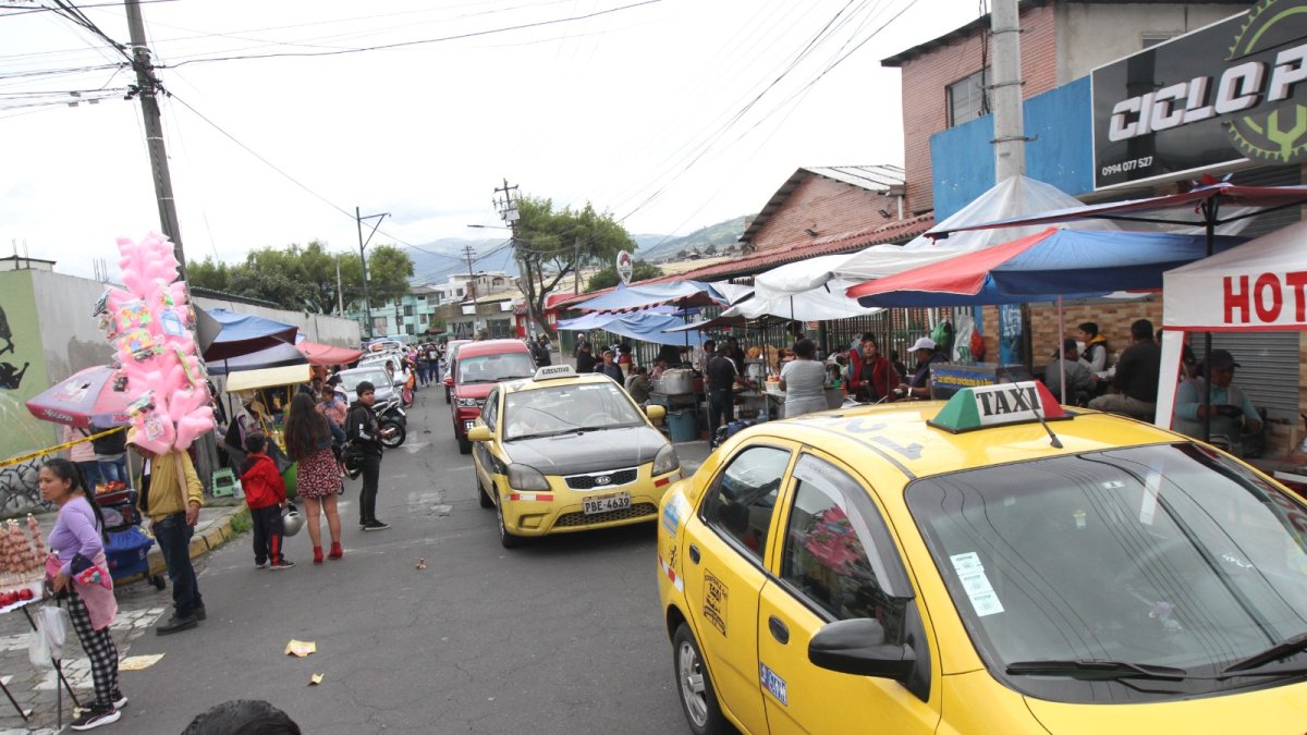 La ventas se tomaron la calle Quis Quis en el sector de La Magdalena, sur de Quito