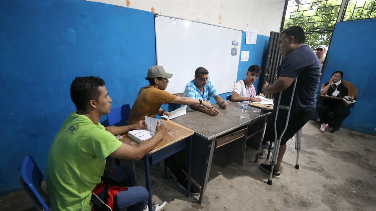 Una persona vota durante la jornada electoral este domingo en Canuto (Ecuador).