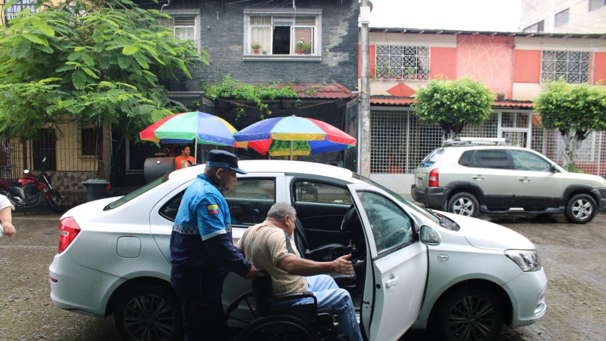 Al menos 2.000 funcionarios están desplegados en las calles de Guayaquil para dar todo tipo de soporte ciudadano, ha indicado la Alcaldía.