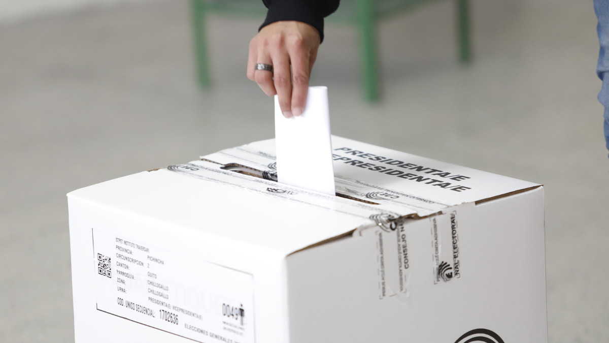 Ciudadano deposita su papeleta en la urna en las elecciones generales 2025.