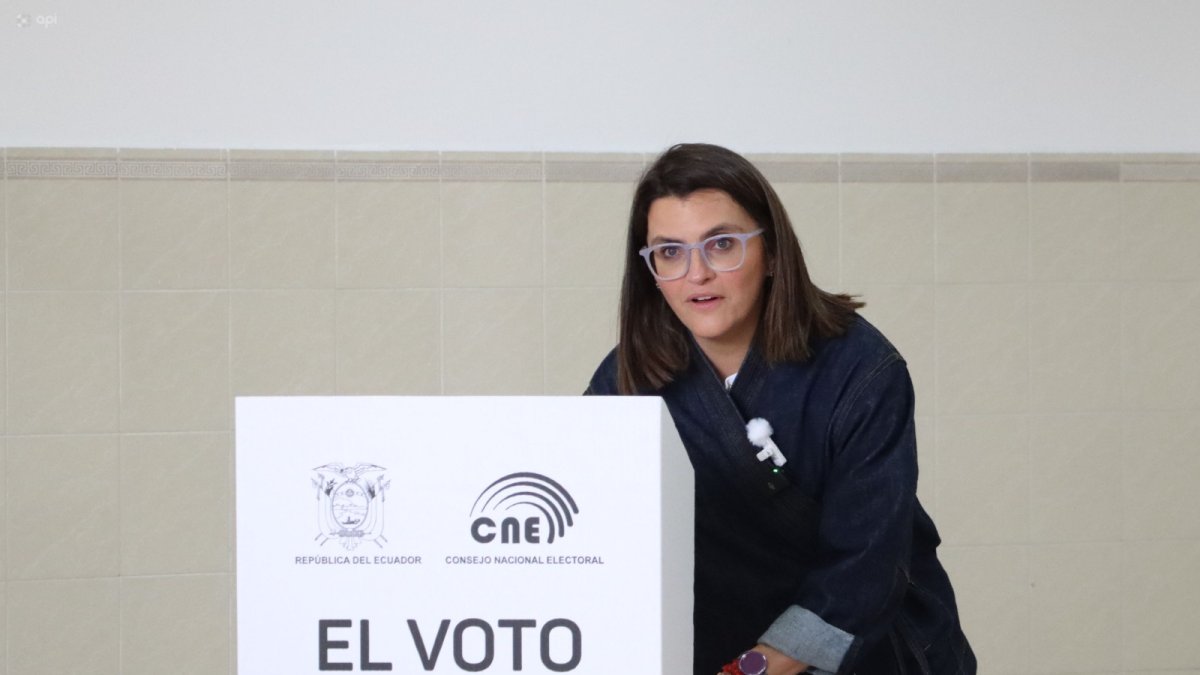 María José Pinto llegó acompañada de su esposo y con resguardo policial.