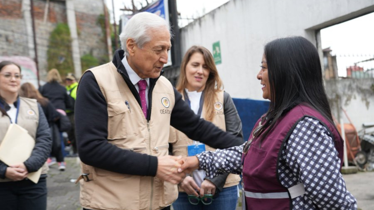 Heraldo Muñoz, jefe de la Misión de Observadores de la OEA, en su recorrido por recintos electorales, el domingo 13 de abril del 2025.