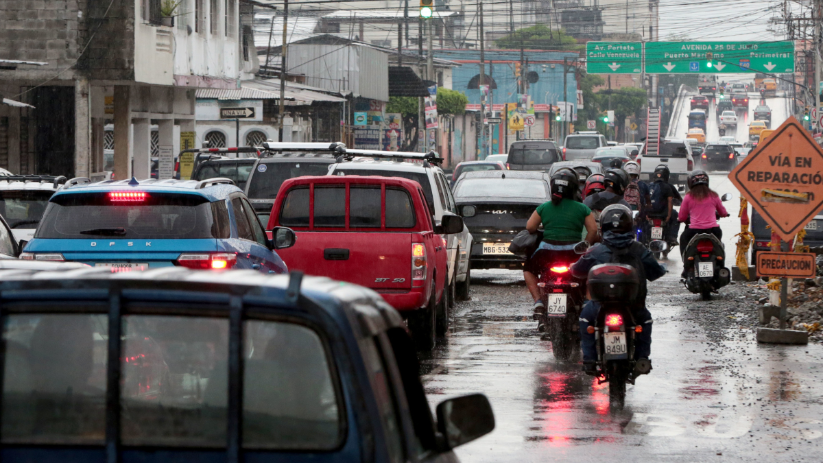 Sur. En la calle Antepara, una vía en reparación provoca que el tráfico se vuelva más lento. Los trabajos se realizan durante la mañana y tarde.