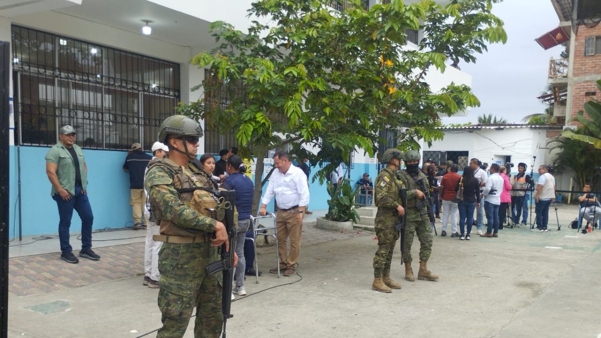 Los militares y personal de seguridad vigila que el proceso electoral se lleve con normalidad en Santa Elena.