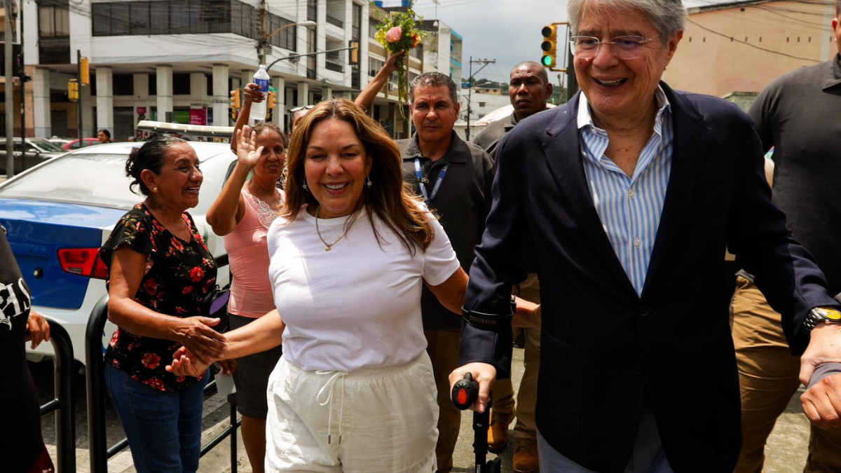 Guillermo Lasso y su esposa María de Lourdes Alcívar, mientras ingresaba a su recinto electoral, el 13 de abril del 2025.