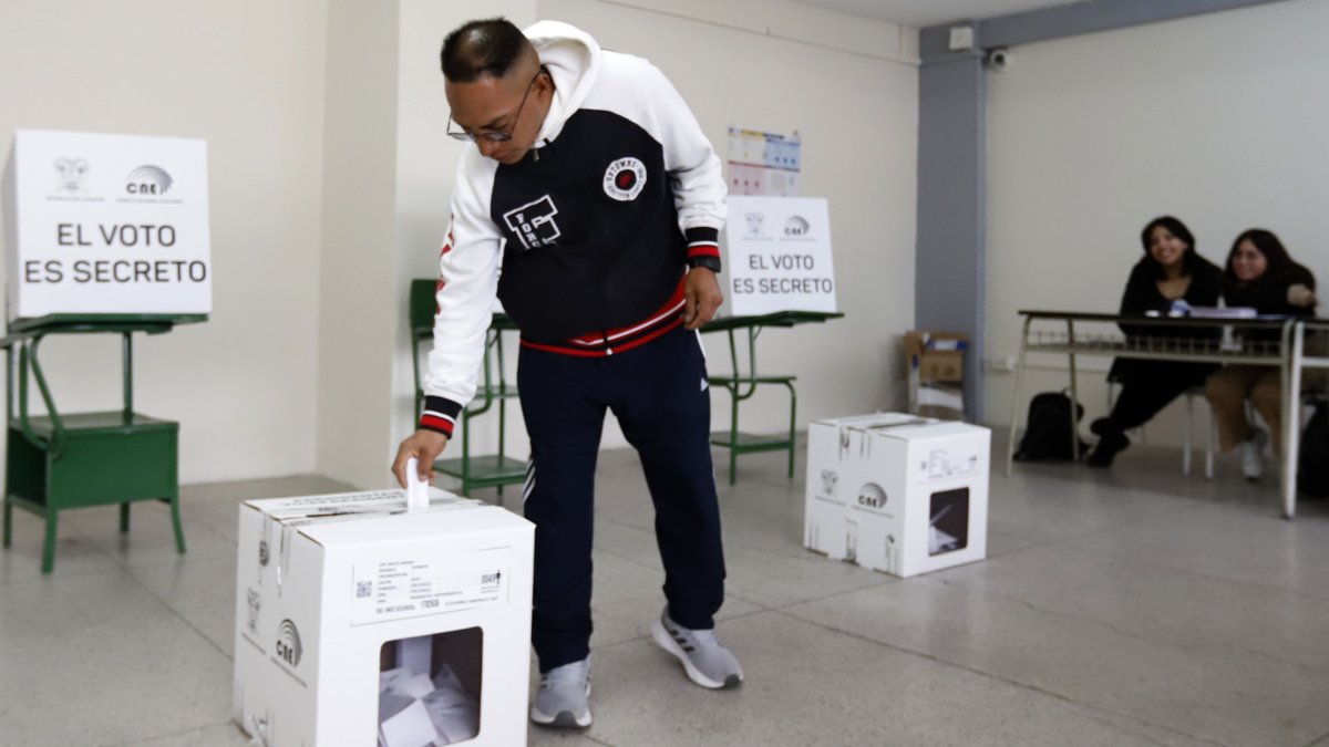 Los ciudadanos que no voten se enfrentan a una multa del 10% del Salario Básico Unificado (SBU), es decir, unos 47 dólares.