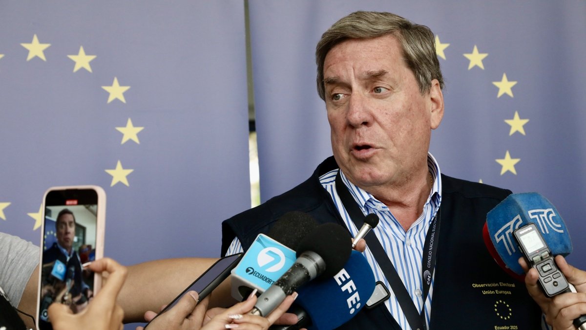 El jefe de la misión de observación electoral de la Unión Europea (UE) en Ecuador, el eurodiputado español Gabriel Mato, habla con la prensa este domingo en Quito (Ecuador).